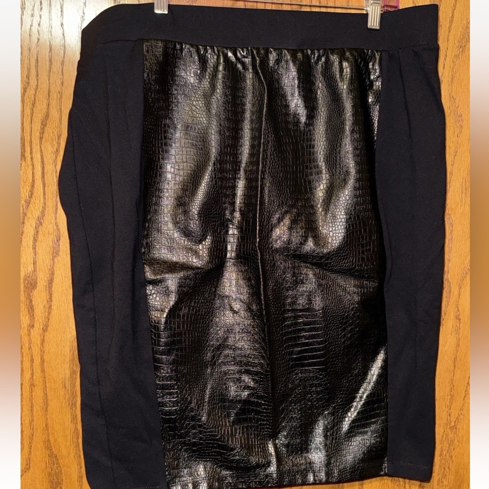 Torrid Black Leather Panel Pull On Pencil Skirt- Size 2